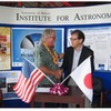 東北大学とハワイ大学間で締結された科学協力同意書の署名式の様子（右側：早坂忠裕教授 理学研究科長、左側：ギュンター・ヘイシンガー博士 ハワイ大学天文学研究施設所長）