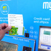 電子マネーカード「myki」にチャージ。液晶画面には利用履歴などが映し出される。