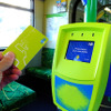 プラットホームでチャージした電子マネーカード「myki」を持って電車に乗る。車内に設置されているタッチパネルにカードを近づける。