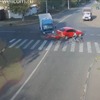 ロシアで車2台が事故、難を逃れた自転車の奇跡［動画］