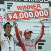 SF初優勝を飾った野尻智紀。左は村岡潔監督。