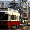 10月中は「おもいで号」として運行される9000形9001号。車内に昭和40年代の都電や荒川線の写真が掲出される。