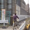 千住新橋南詰では、自転車に乗ったまま歩道を下る姿をよく見かける