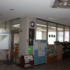 本町公民館の図書室。出入口にゲートが設置される予定