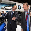 BMWブースを視察するキャデラックのヨハン・ダ・ネイシン社長とGMのダン・アンマン社長（パリモーターショー14）