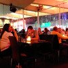 レース観戦者たちが多く訪れるKoi Dining Lounge Bar。レース後にお酒を嗜みながらクルマ談義で盛り上がるという。