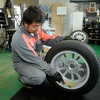 最後は専用ローラーでより各自に接着させる