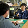 商品説明をする、マルエム 営業本部 営業店舗管理課 鹿沼宏充氏