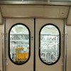 楕円形の窓が特徴のドア