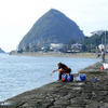 明治期から残る石積み埠頭。島原湾を望みながら釣り糸を垂らす人たち