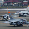基地外周にも多くの見物人が集る。
