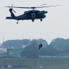 百里基地所属の航空救難団による遭難者救助のデモンストレーション。