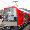 11月1日に運行を開始した箱根登山鉄道の新型車両「アレグラ号」3000形の一番列車。出発式のあとは同車デビューとレーティッシュ鉄道姉妹提携35周年を祝う式典が開かれた