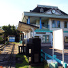 葛飾区にある新宿交通公園は駅舎をイメージした建物やミニSLのレールなどが敷かれている