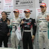 左から第1レース優勝の星野一義監督、2位の中嶋一貴、優勝のオリベイラ、3位のロッテラー。