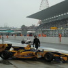 #8 デュバルは第2レース決勝3位。雨のため、観客席は屋根下が混雑。