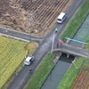 地上ではクルーが車に乗って追跡