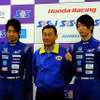 左から上村優太選手、中嶋悟校長（元F1ドライバー）、石坂瑞基選手