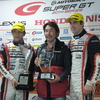 GT300のチーム部門チャンピオンは#11 メルセデスが獲得（左から平中克幸、田中哲也監督、ビルドハイム）。