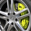 ブレーキキャリパーのアシッドグリーンは、ポルシェにおいてPHEV（プラグインハイブリッド）を象徴する