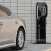 パナメーラS E-ハイブリッドは外部からの充電が可能。充電時間は供給される電力により異なるが、200Vの専用電源なら約2時間半で満充電できる。強力なエンジンと80リットルの燃料タンクを備えるため、急速充電機能は装備していない