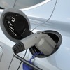 車両左側に外部充電用のリッドが備わる