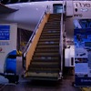 普段の乗降では使われることがない、機体右後部のドアから機内へ入った。