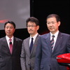 左から、マツダの小飼雅道社長、松田陽一チーフデザイナー、富山道雄主査