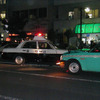Uターンのパトカーと、直進のタクシーが衝突