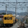 伊豆箱根鉄道は来年1月9日、車両の定期検査・整備に伴う車両輸送のため大雄山線の一部列車を運休する。写真は大雄山線で使われている事業用車両のコデ165形（手前左）。