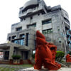 宮古島中心地にある宮古市役所。伊良部大橋のたもとはここからクルマで5分ほど