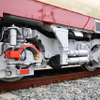 フリーゲージトレインは台車の車輪幅を変えることで新幹線と在来線の直通運転を可能にする。写真は鉄道・運輸機構第3次試験車の台車。