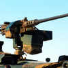 105mm戦車砲や機関銃を備える74式戦車（ナナヨン）　（2015年1月11日、千葉県船橋市・習志野駐屯地陸上自衛隊「降下訓練始め」）