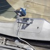 ＜GDR-14＞リヤカメラのマウント部を車内側から見るとこのようになっている。ハッチバック車ではケーブルの取り回しが少し面倒になる。