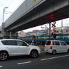 東岸和田駅付近の踏切。上方に完成した下り線の高架橋が見える。今後は上り線の高架橋工事が本格化する。