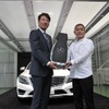 メルセデス・ベンツ日本の上野社長(左)とデリバリーコーナーの1号車を納車した森田氏