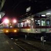 「境界の彼方」では近鉄線周辺の景色をモチーフにしたシーンのほか、近鉄電車も登場する。写真は橿原神宮前駅に停車中の8400系（右）。