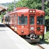 『富士登山電車』は三つ峠駅と下吉田駅での停車時間を延ばし、駅ホームでの記念撮影や駅施設の見学時間を確保する。写真は下吉田駅に停車中の『富士登山電車』。