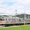 1000系電車の1004号編成。現在の姿で走るのは2月26日限りとなり、「丸窓ラッピング」を施した「Mimaki号」に生まれ変わる。