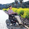 メンテナンスフリーのシールドバッテリーを搭載電動車いす、スズキから