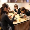 メインのラーメンを食べている女性たち
