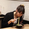 ラーメン女子の森本氏が、ラーメンを食べているところ