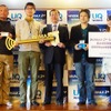 代表取締役社長　野坂章雄氏（中央）とパイロットモニター3名、美人時計モデルの室伏真璃さん（右）