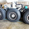 旅客機の車輪には、スキッドコントロール、タッチダウンプロテクション、ハイドロプレーンプロテクション、ロックドホイールプロテクションなどの各制御機構が備えられているという（JAL B777 JA8979）