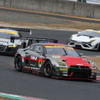 GT300クラスの#10 日産GT-R。後方はアウディ（左）とランボルギーニ。（SUPER GT 岡山テスト）