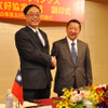 西武HDと台湾鉄路管理局は3月14日に友好協定を締結した。握手を交わす台湾鉄路の周局長（左）と西武HDの後藤社長