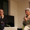 FOMM代表取締役の鶴巻日出夫氏（左）とUIEvolution取締役会長の中島聡氏