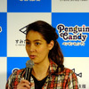 すみだ水族館に登場した、光と音楽とペンギンの新展示「ペンギンキャンディ」（3月21日～7月17日）。3月19日のオープニングイベントには動物好きな森泉も登場。ペンギンを抱き「連れて帰りたい！」と笑った