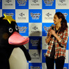 すみだ水族館に登場した、光と音楽とペンギンの新展示「ペンギンキャンディ」（3月21日～7月17日）。3月19日のオープニングイベントには動物好きな森泉も登場。ペンギンを抱き「連れて帰りたい！」と笑った