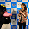 すみだ水族館に登場した、光と音楽とペンギンの新展示「ペンギンキャンディ」（3月21日～7月17日）。3月19日のオープニングイベントには動物好きな森泉も登場。ペンギンを抱き「連れて帰りたい！」と笑った
